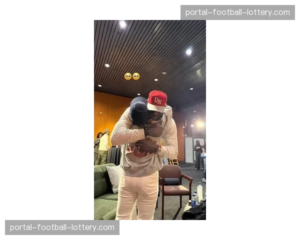 “场边观察:勒布朗·詹姆斯与梅威瑟现身前排观战,赛后进入更衣室祝贺” “场边观察:勒布朗·詹姆斯与梅威瑟现身前排观战,赛后进入更衣室祝贺”